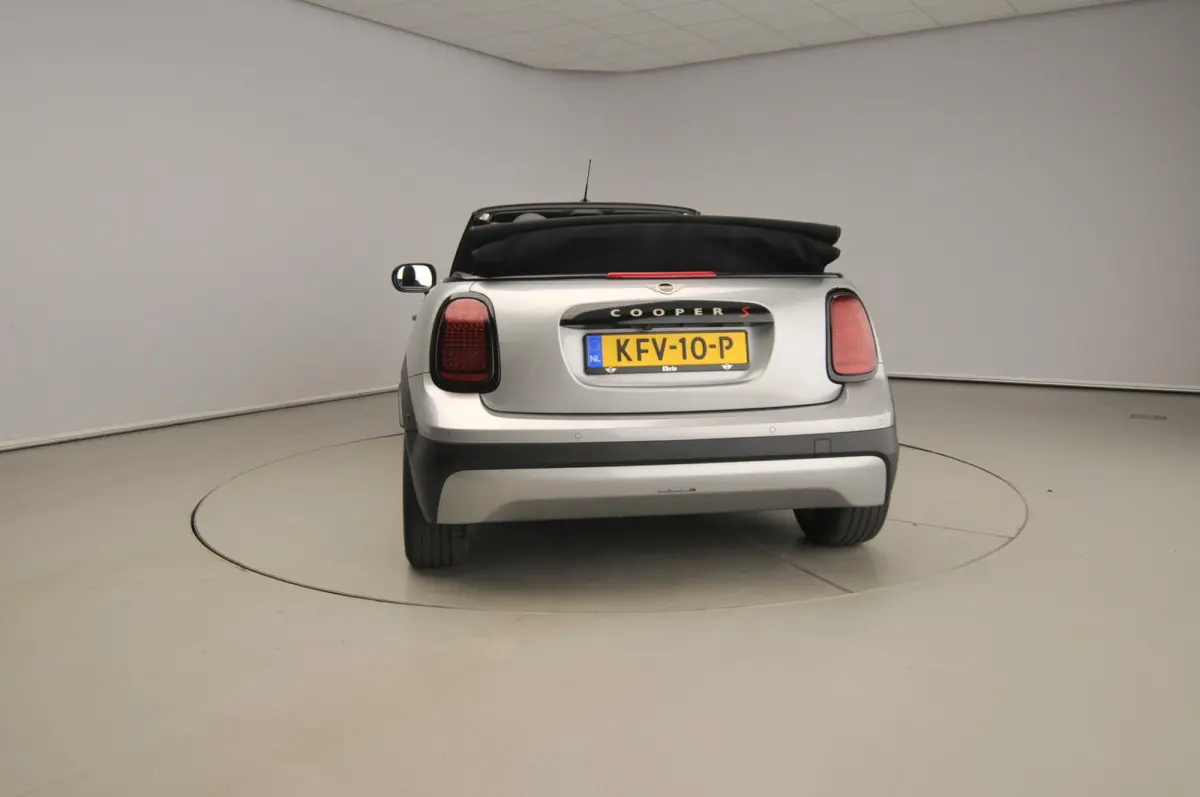 S Automaat / Sportstoelen / LED / Park assist / Head-up / Stoelverwarming / Alu wielen 17 inch