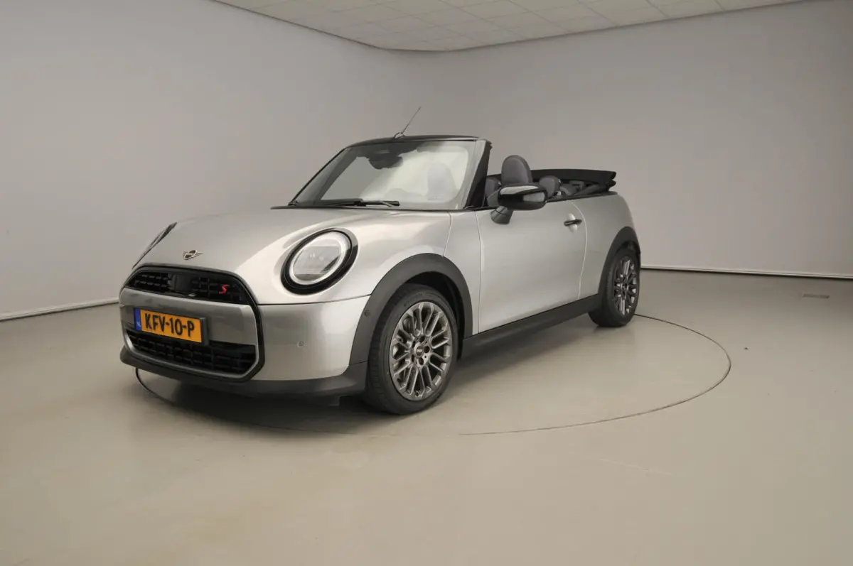 S Automaat / Sportstoelen / LED / Park assist / Head-up / Stoelverwarming / Alu wielen 17 inch