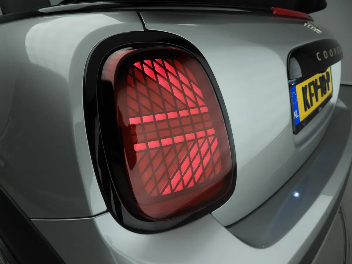 S Automaat / Sportstoelen / LED / Park assist / Head-up / Stoelverwarming / Alu wielen 17 inch