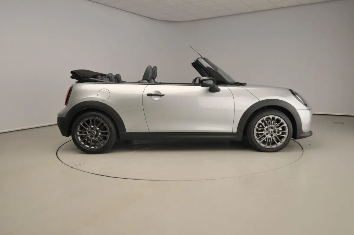 S Automaat / Sportstoelen / LED / Park assist / Head-up / Stoelverwarming / Alu wielen 17 inch