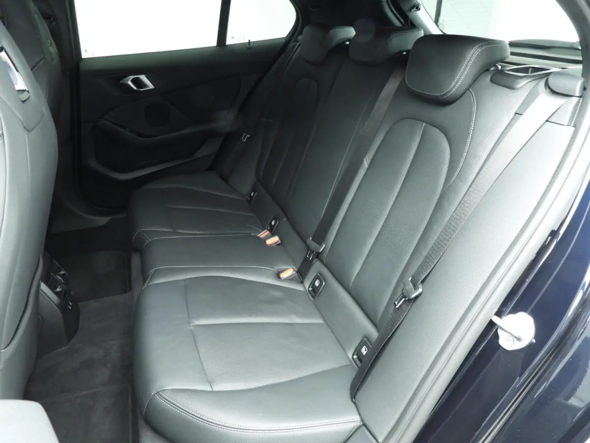 5-Deurs 118i | Handbak !! | M-Sportpakket | LED | Leder | Navigatie | M-Zetels | Stoelverwarming | DAB | Hifi speakers | Alu 19 inch