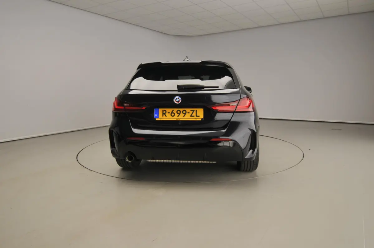 5-Deurs 118i | Handbak !! | M-Sportpakket | LED | Leder | Navigatie | M-Zetels | Stoelverwarming | DAB | Hifi speakers | Alu 19 inch