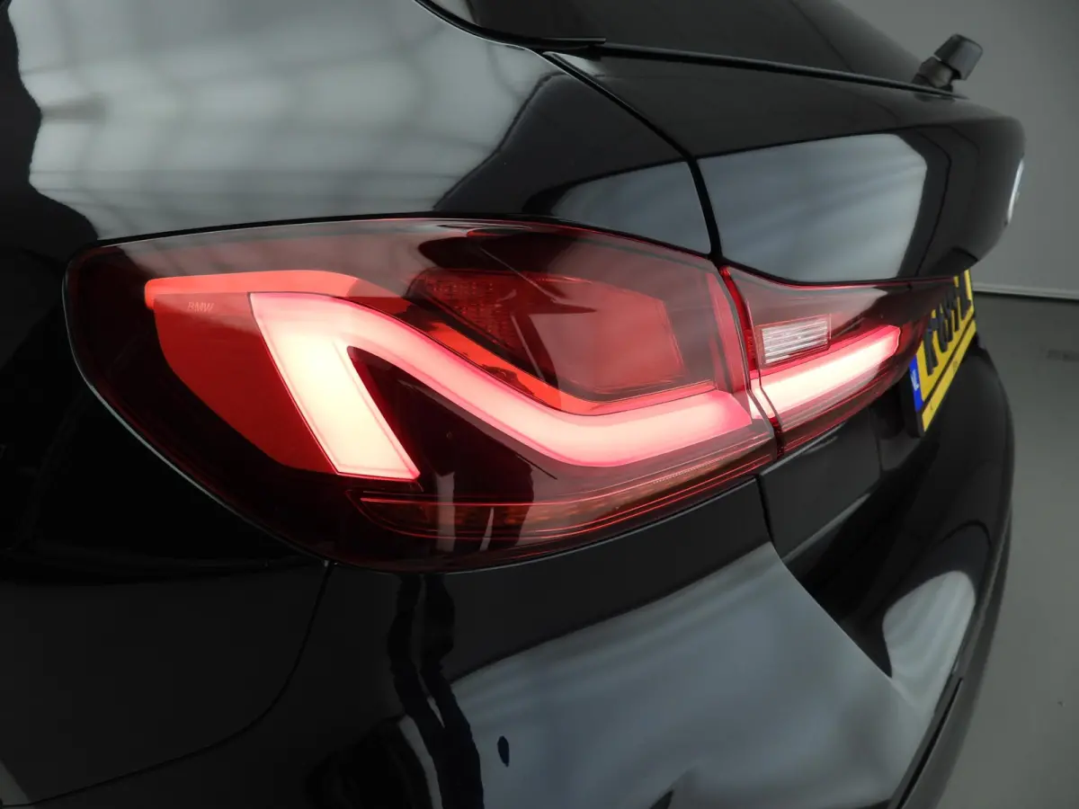 5-Deurs 118i | Handbak !! | M-Sportpakket | LED | Leder | Navigatie | M-Zetels | Stoelverwarming | DAB | Hifi speakers | Alu 19 inch