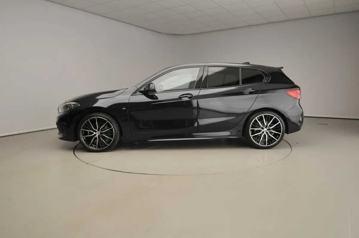 5-Deurs 118i | Handbak !! | M-Sportpakket | LED | Leder | Navigatie | M-Zetels | Stoelverwarming | DAB | Hifi speakers | Alu 19 inch
