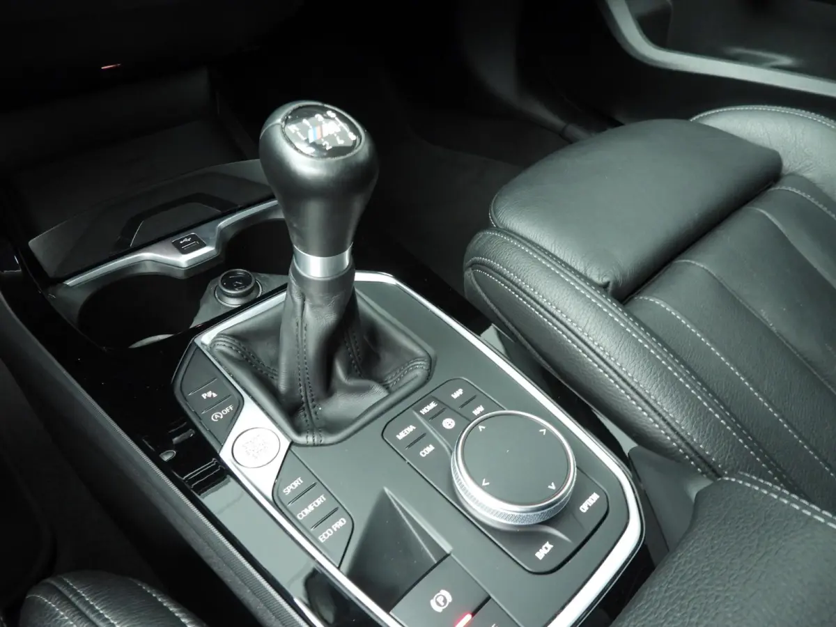 5-Deurs 118i | Handbak !! | M-Sportpakket | LED | Leder | Navigatie | M-Zetels | Stoelverwarming | DAB | Hifi speakers | Alu 19 inch