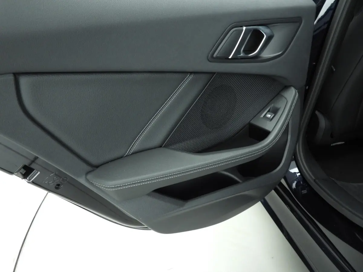 5-Deurs 118i | Handbak !! | M-Sportpakket | LED | Leder | Navigatie | M-Zetels | Stoelverwarming | DAB | Hifi speakers | Alu 19 inch