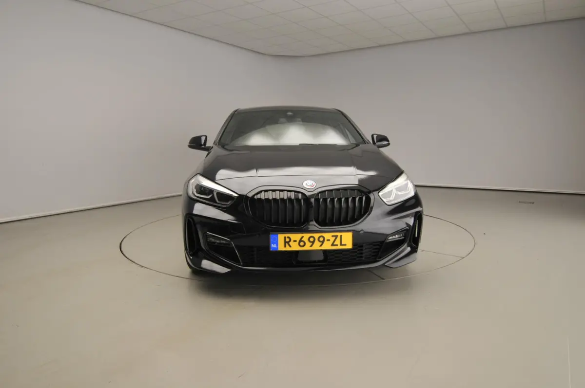 5-Deurs 118i | Handbak !! | M-Sportpakket | LED | Leder | Navigatie | M-Zetels | Stoelverwarming | DAB | Hifi speakers | Alu 19 inch