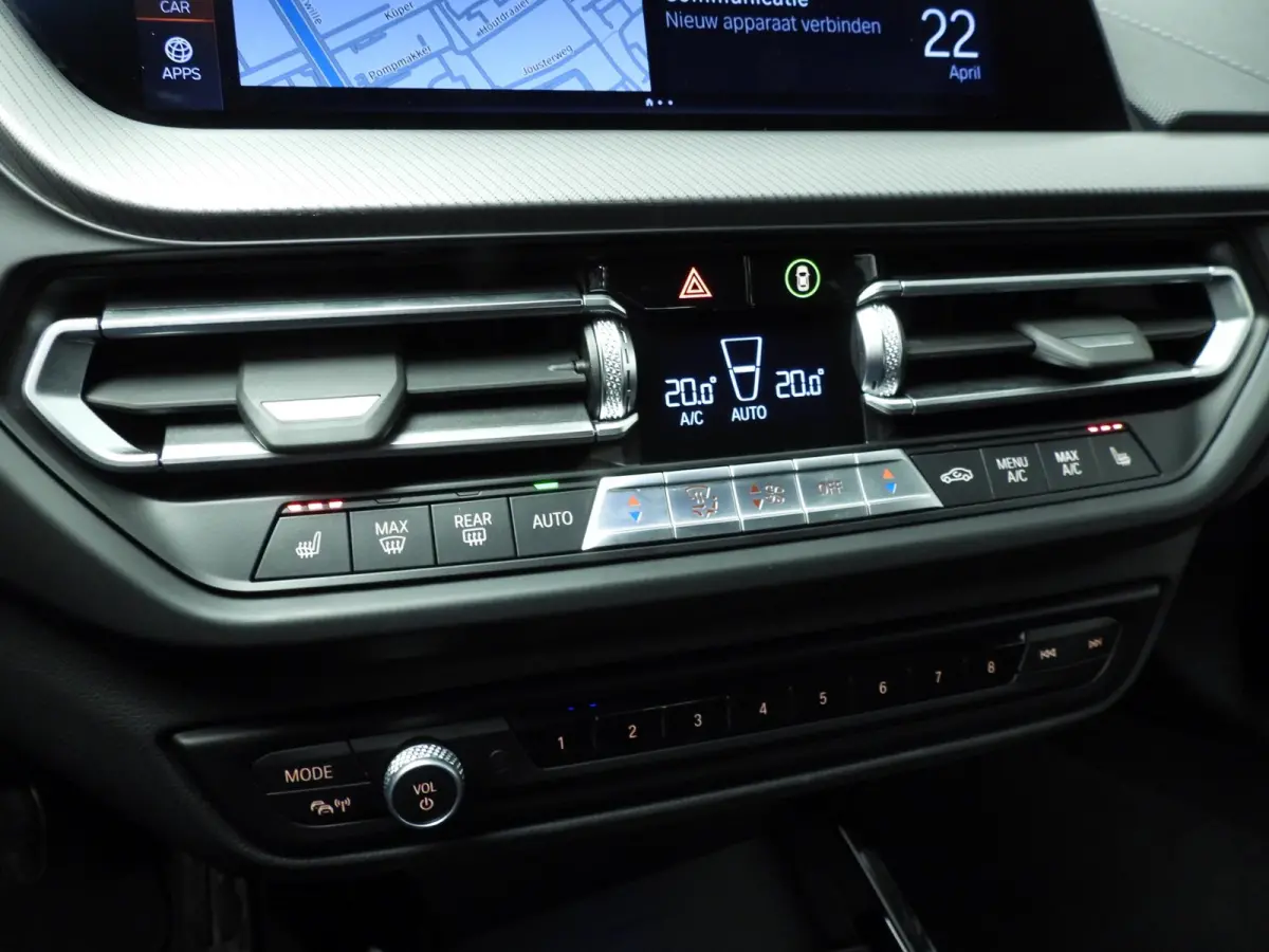5-Deurs 118i | Handbak !! | M-Sportpakket | LED | Leder | Navigatie | M-Zetels | Stoelverwarming | DAB | Hifi speakers | Alu 19 inch
