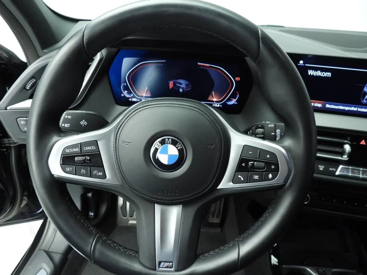 5-Deurs 118i | Handbak !! | M-Sportpakket | LED | Leder | Navigatie | M-Zetels | Stoelverwarming | DAB | Hifi speakers | Alu 19 inch