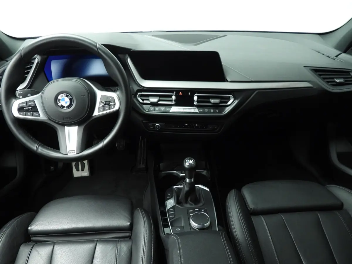 5-Deurs 118i | Handbak !! | M-Sportpakket | LED | Leder | Navigatie | M-Zetels | Stoelverwarming | DAB | Hifi speakers | Alu 19 inch