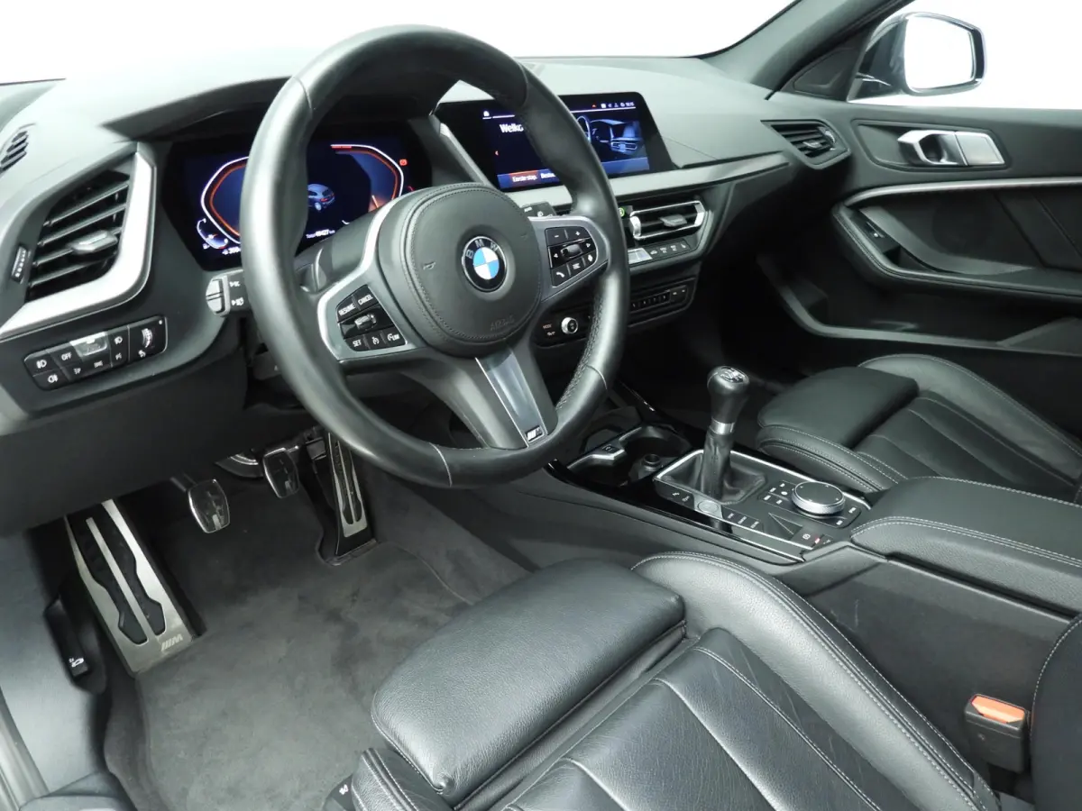 5-Deurs 118i | Handbak !! | M-Sportpakket | LED | Leder | Navigatie | M-Zetels | Stoelverwarming | DAB | Hifi speakers | Alu 19 inch