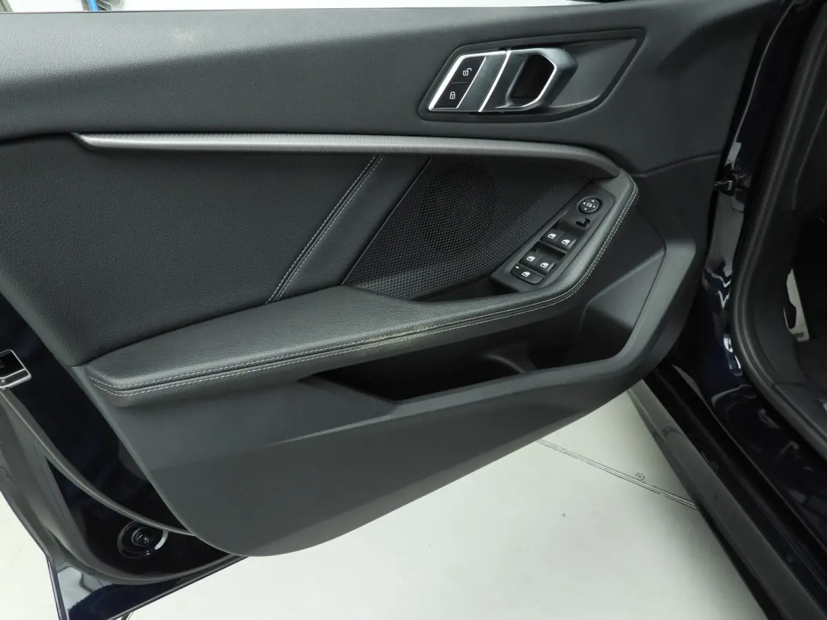 5-Deurs 118i | Handbak !! | M-Sportpakket | LED | Leder | Navigatie | M-Zetels | Stoelverwarming | DAB | Hifi speakers | Alu 19 inch