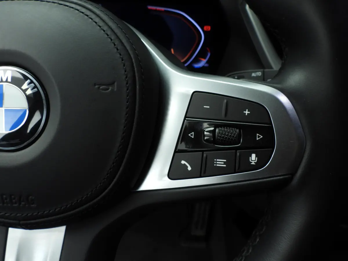 5-Deurs 118i | Handbak !! | M-Sportpakket | LED | Leder | Navigatie | M-Zetels | Stoelverwarming | DAB | Hifi speakers | Alu 19 inch