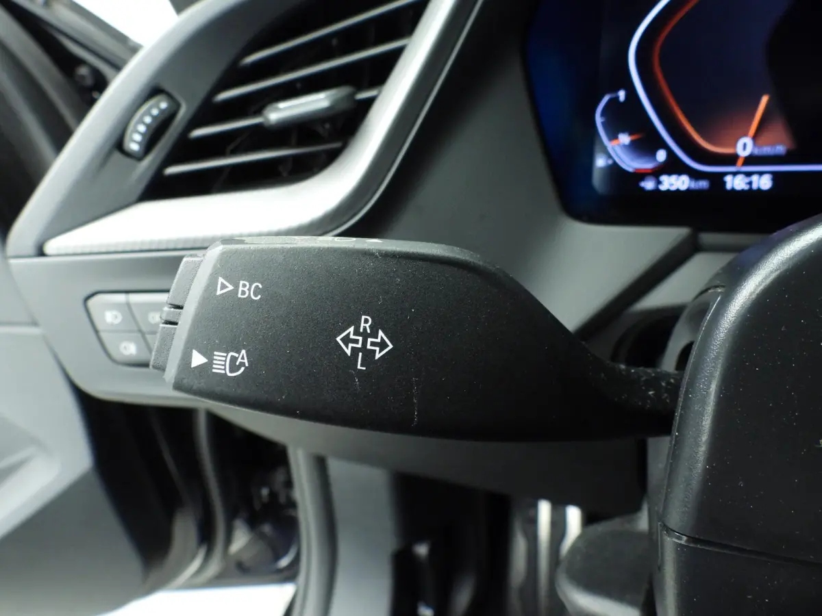 5-Deurs 118i | Handbak !! | M-Sportpakket | LED | Leder | Navigatie | M-Zetels | Stoelverwarming | DAB | Hifi speakers | Alu 19 inch