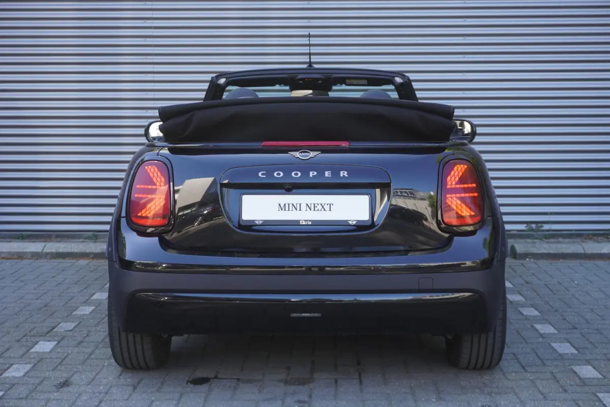C Classic Uitvoering | Pakket M | Comfort Access | MINI Head-Up Display | 17" U-Spoke grey | Driving Assistant