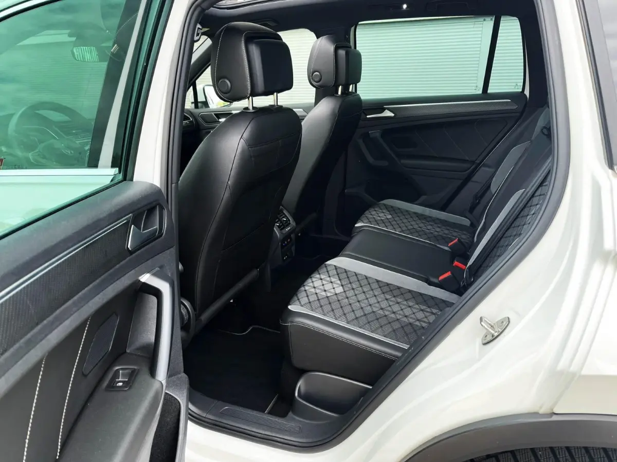 1.5 TSI 150pk DSG R-Line Business+ | Trekhaak | Panoramadak | Camera
