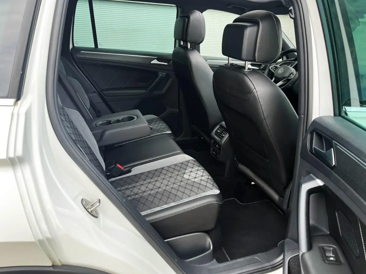 1.5 TSI 150pk DSG R-Line Business+ | Trekhaak | Panoramadak | Camera