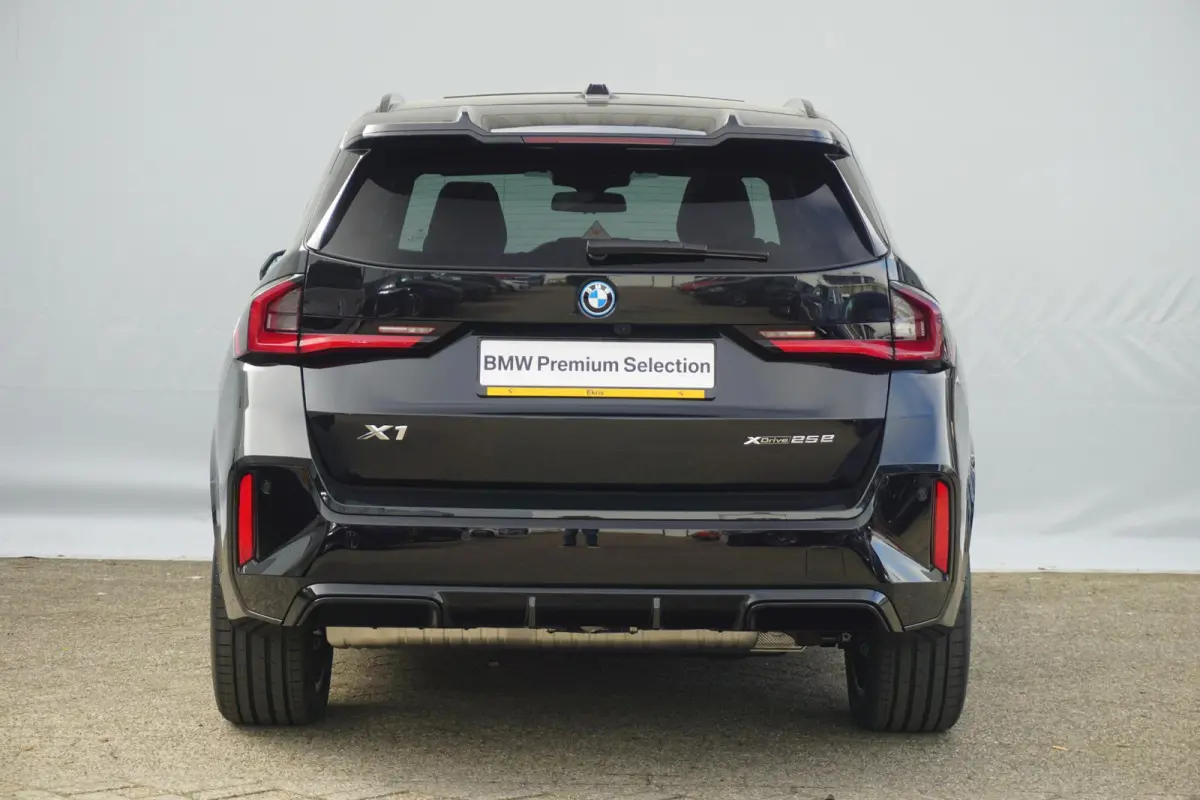 xDrive25e | M Sportpakket Pro | Trekhaak | Schuif-kanteldak | Head-up | Harman Kardon | Rondomzicht Camera | Elekrische Stoelen + Geheugen | Cruise control adaptief met Stop&Go en stuurhulp