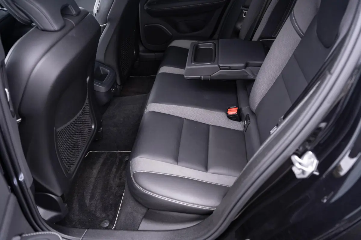 2.0 B3 R-Design Navi Leder Sportstoelen Schuifdak NAP Camera Apple carplay Rijklaar!