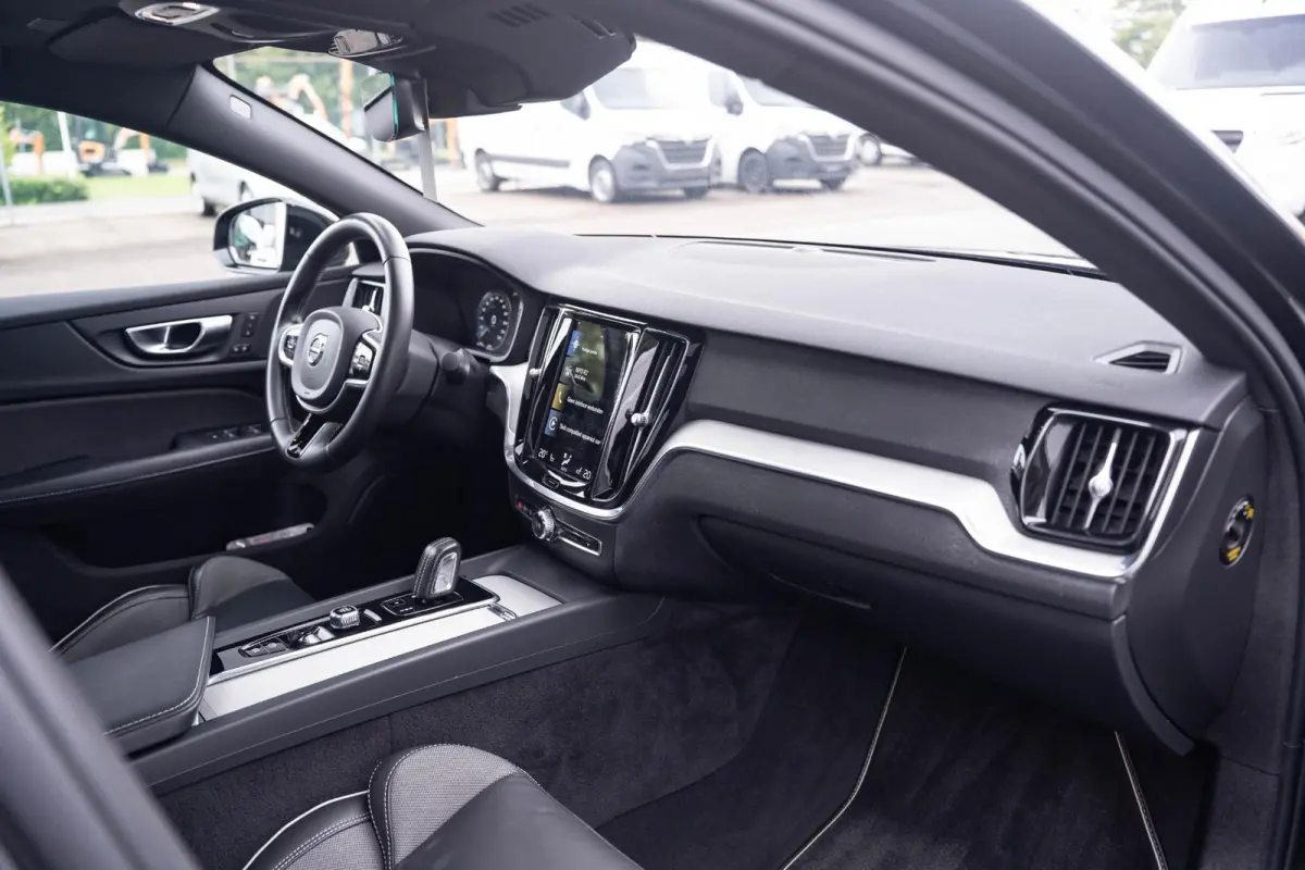 2.0 B3 R-Design Navi Leder Sportstoelen Schuifdak NAP Camera Apple carplay Rijklaar!