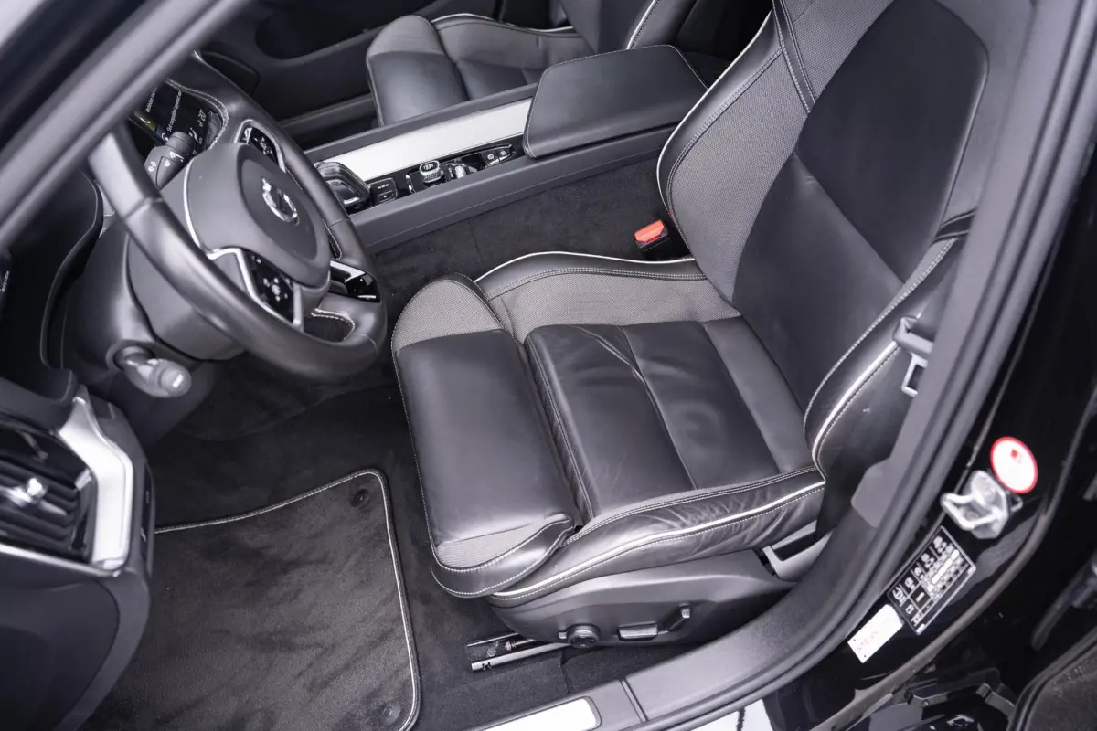 2.0 B3 R-Design Navi Leder Sportstoelen Schuifdak NAP Camera Apple carplay Rijklaar!