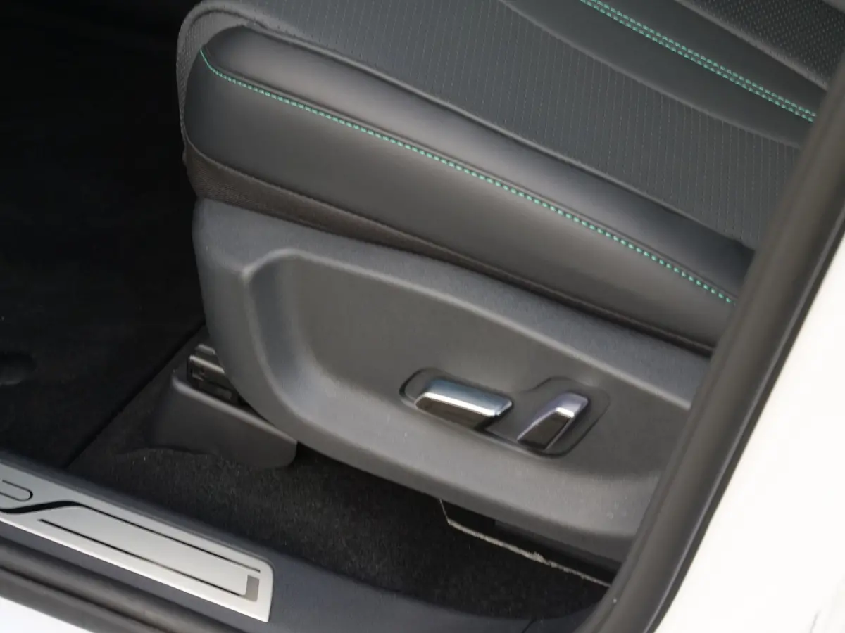 1.5 DM-i FWD Comfort 218 Pk 26,6 kWh PHEV Leder / Panoramadak / 125 km elektr. actieradius