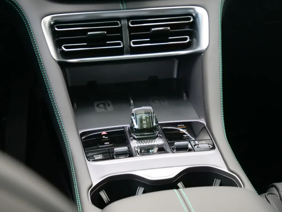 1.5 DM-i FWD Comfort 218 Pk 26,6 kWh PHEV Leder / Panoramadak / 125 km elektr. actieradius