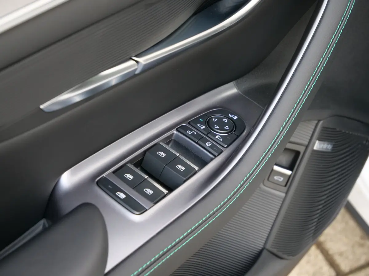 1.5 DM-i FWD Comfort 218 Pk 26,6 kWh PHEV Leder / Panoramadak / 125 km elektr. actieradius