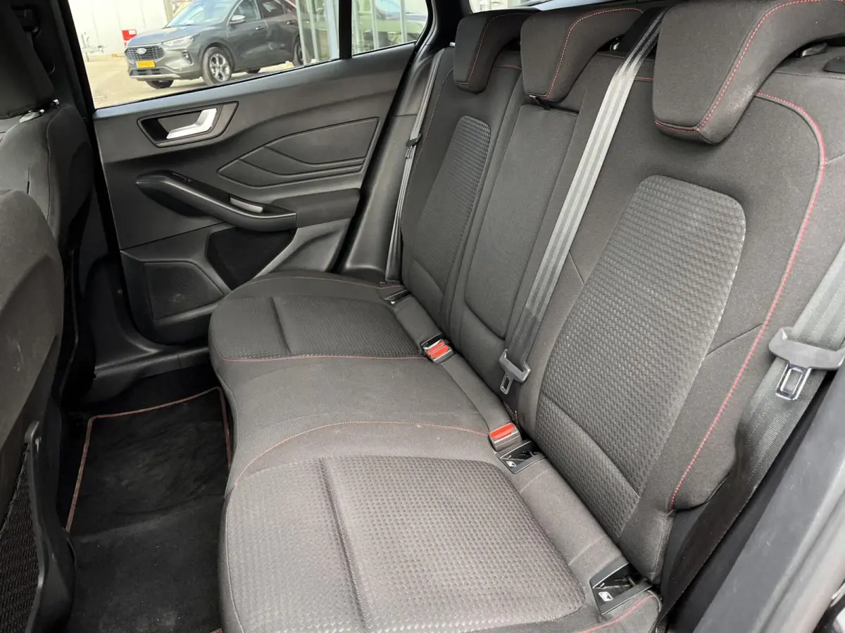 1.0 EcoBoost Hybrid ST Line 155PK Automaat Trekhaak Winterpack Cruise Camera Parkeersensoren Climate Full-LED Keyless Privacy Glass *1500KG Trekgewicht*