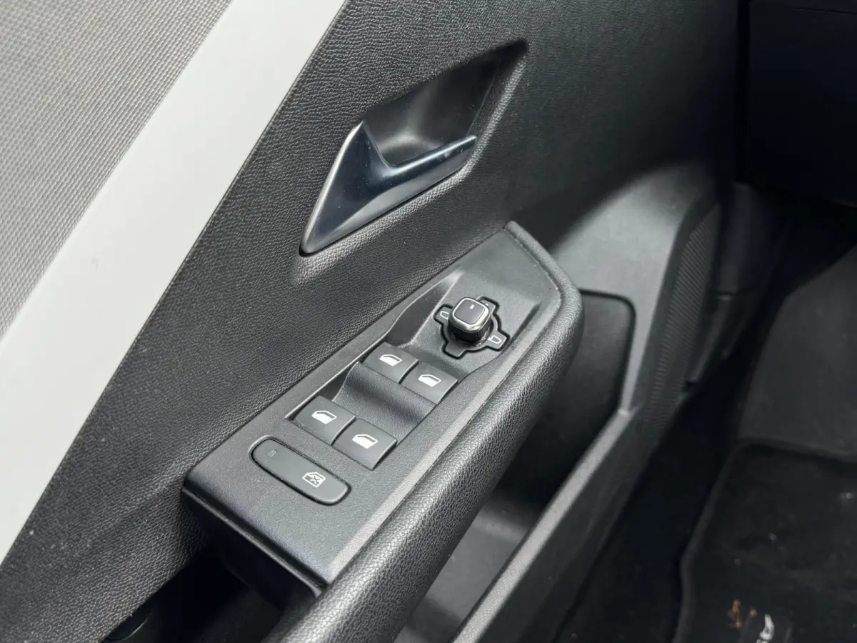 1.2 Business Edition | Nieuwe Distributie | LED | Camera | CarPlay | Navigatie | Cruise | Climate | Lichtmetaal | Stuur/Stoelverwarming