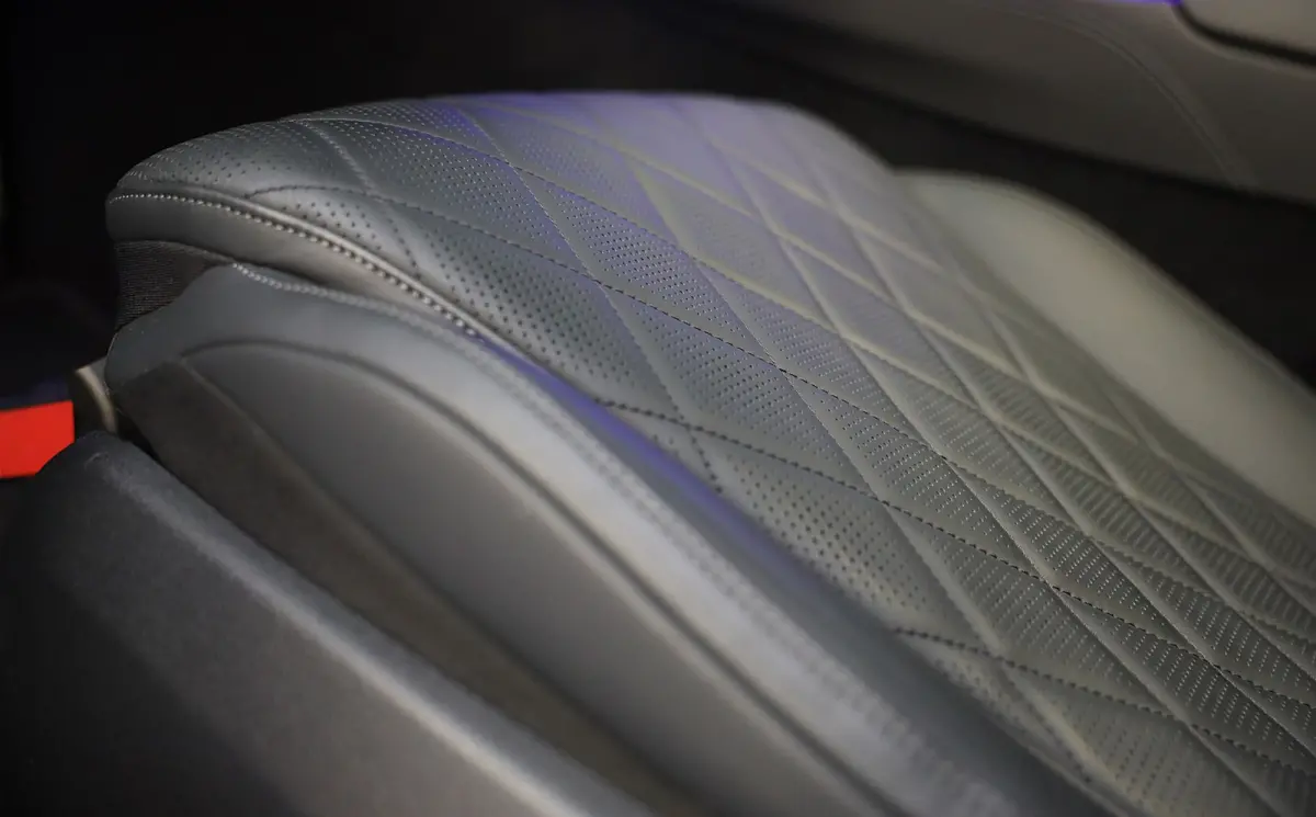 300 e AMG 53 Look / HYPERSCREEN / Massage / Burmester 4D / Head Up / 360 Camera / Acc / Open Panoram