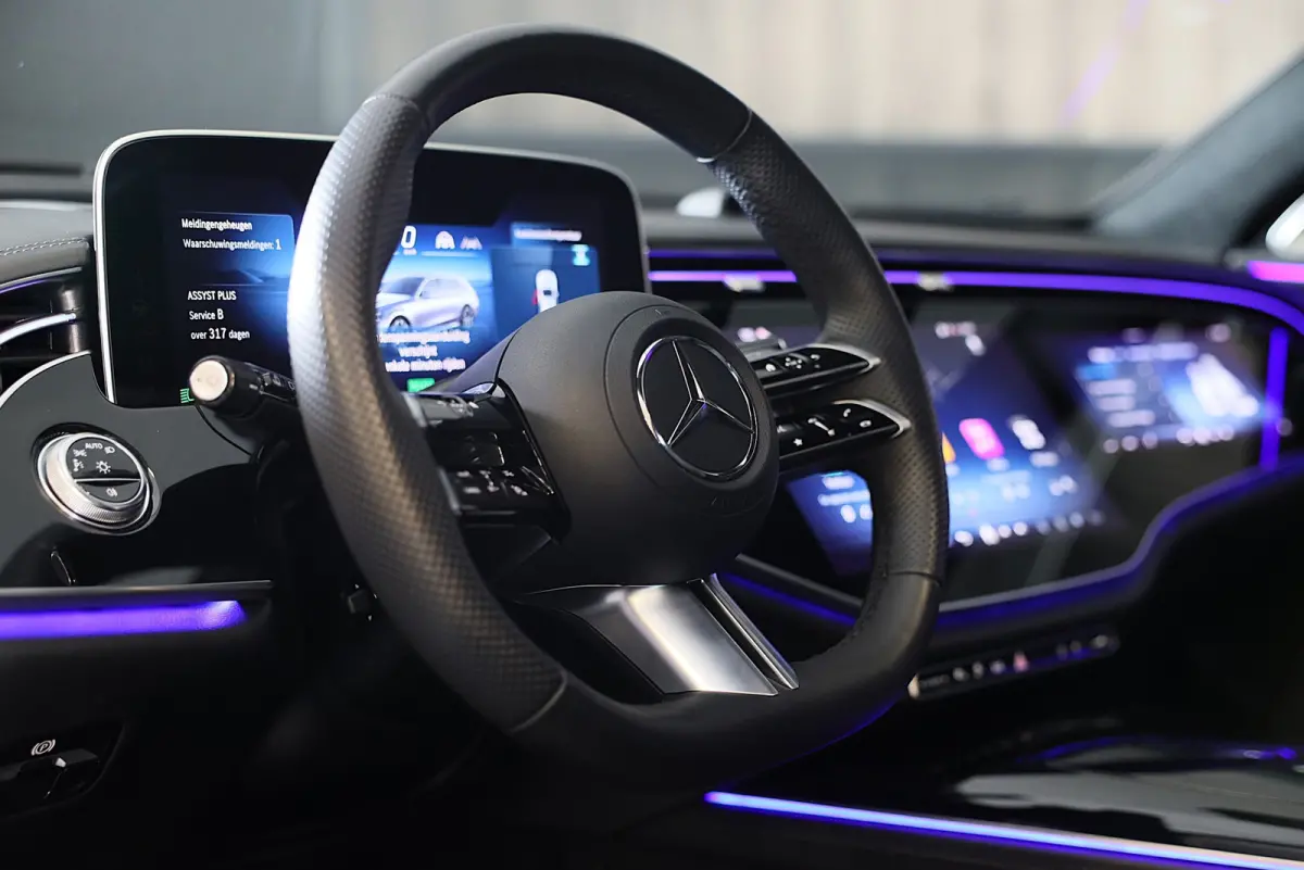 300 e AMG 53 Look / HYPERSCREEN / Massage / Burmester 4D / Head Up / 360 Camera / Acc / Open Panoram