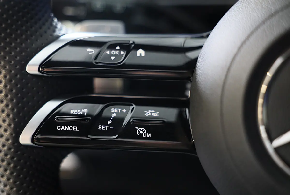 300 e AMG 53 Look / HYPERSCREEN / Massage / Burmester 4D / Head Up / 360 Camera / Acc / Open Panoram