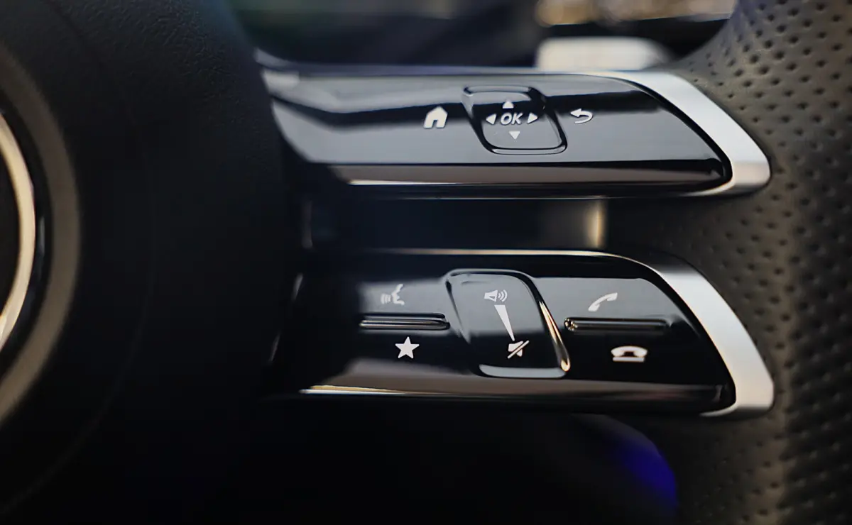 300 e AMG 53 Look / HYPERSCREEN / Massage / Burmester 4D / Head Up / 360 Camera / Acc / Open Panoram