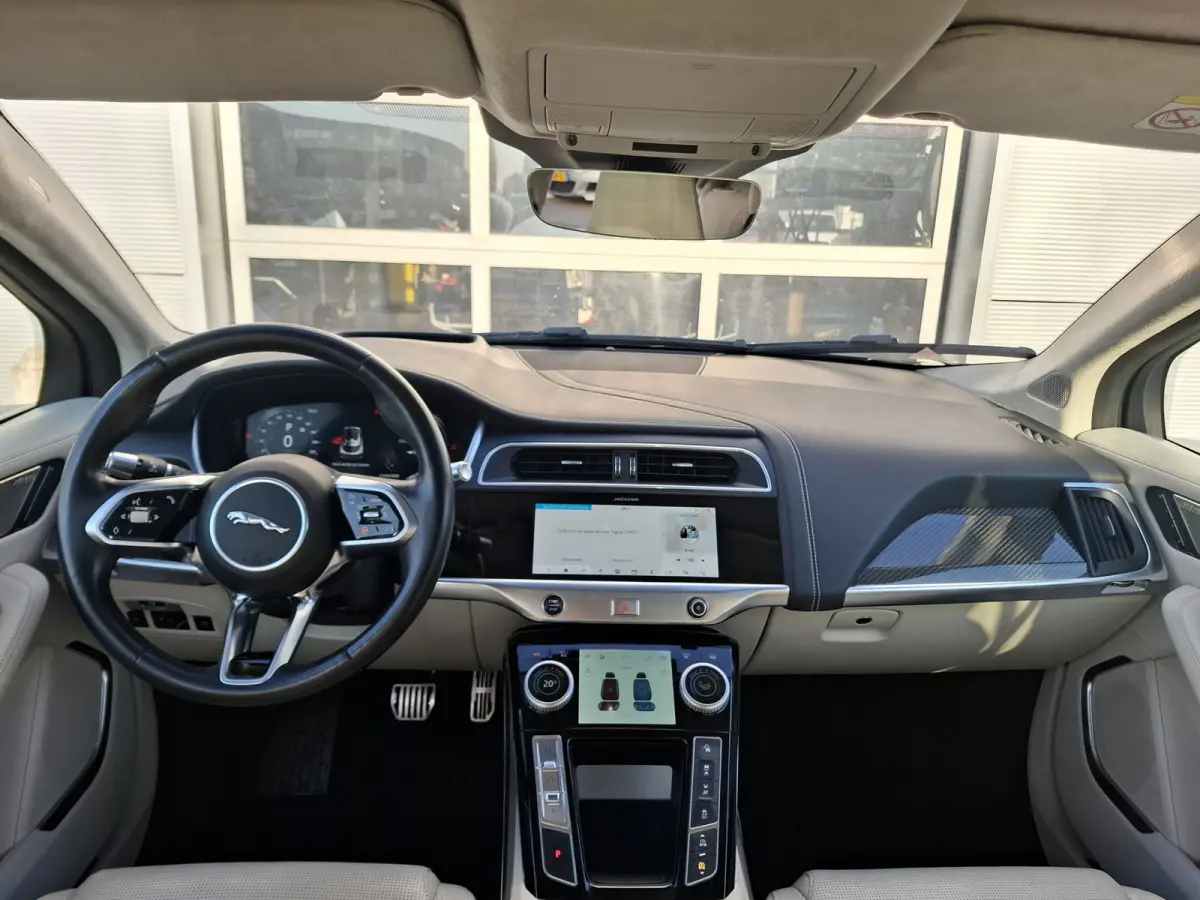 EV400 First Edition 90 kWh | SoH 89,9% | Navigatie/Android/Apple Carplay | LM Velgen 22" | Panoramadak | Voorstoelen/Stuur/Achterbank Verwarmd | Luchtvering | Cruise Control Adaptief |