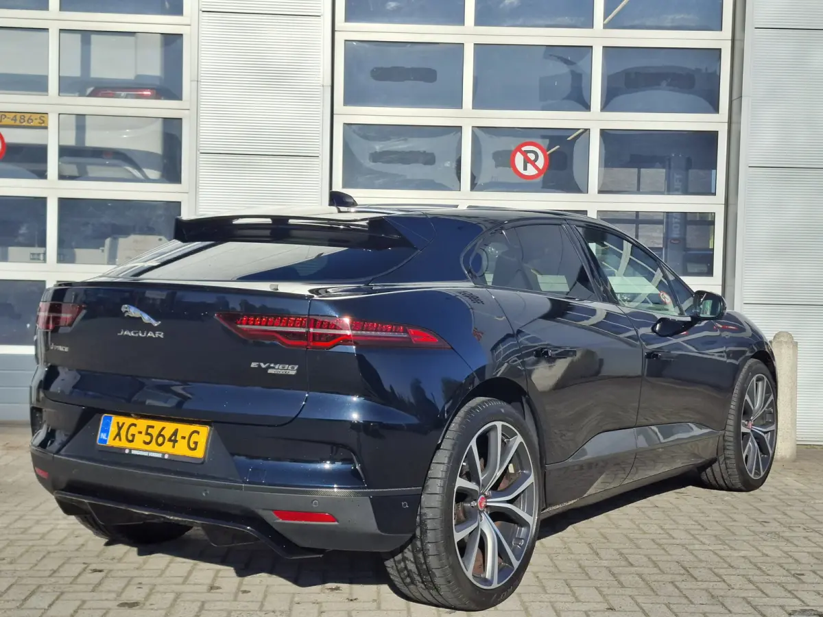 EV400 First Edition 90 kWh | SoH 89,9% | Navigatie/Android/Apple Carplay | LM Velgen 22" | Panoramadak | Voorstoelen/Stuur/Achterbank Verwarmd | Luchtvering | Cruise Control Adaptief |
