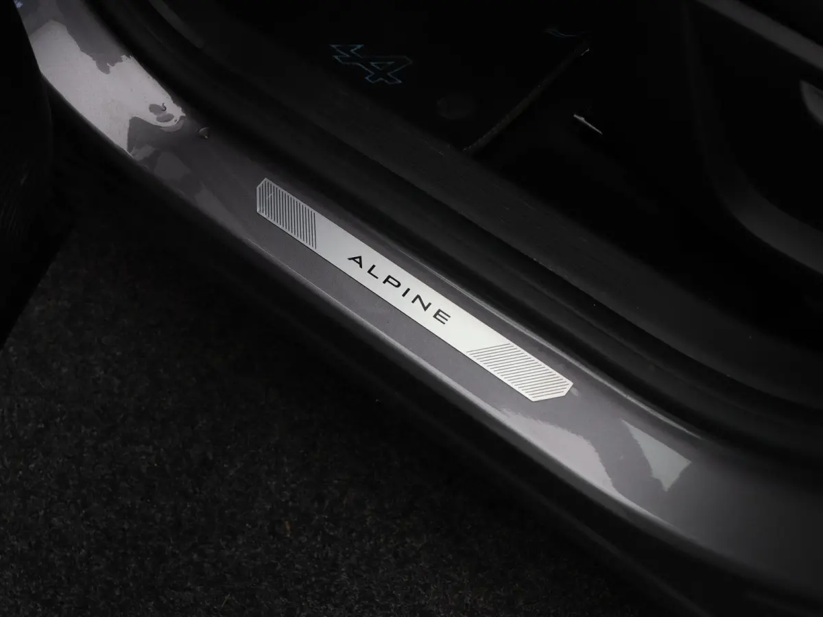 1.6 E-Tech full hybrid 145 esprit Alpine | LED | Achteruitrijcamera | Verwarmt stuurwiel | Keyless | Adaptive cruise.