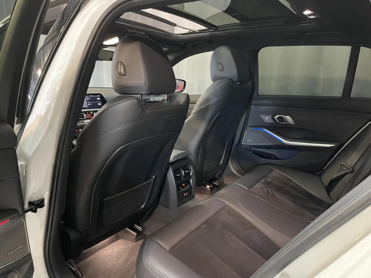 330i M Sport 18"/Panoramadak/Laser LED/Harman Kardon/Dodehoek/Adaptieve cruise/Keyless/Stoelverwarming