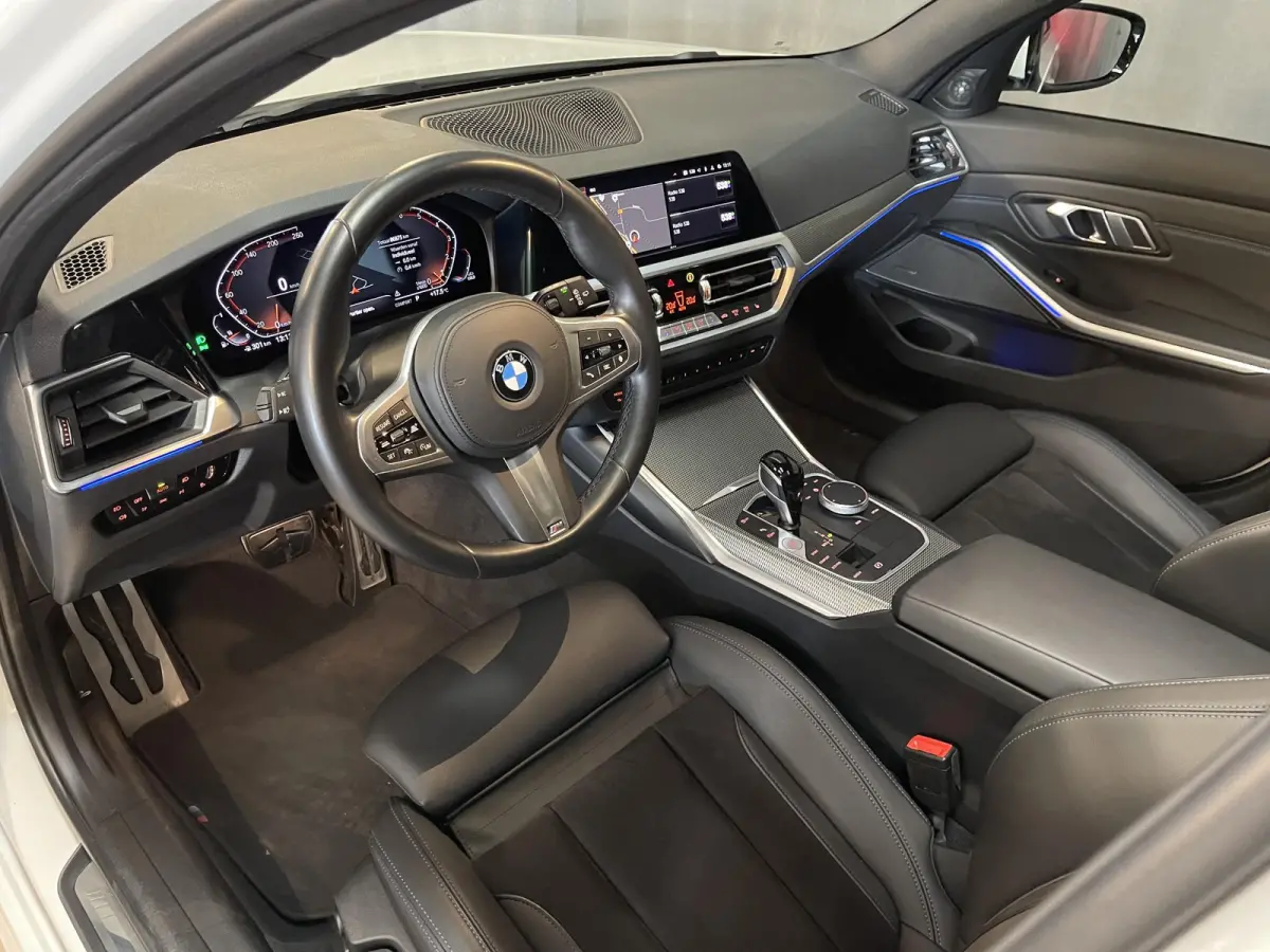 330i M Sport 18"/Panoramadak/Laser LED/Harman Kardon/Dodehoek/Adaptieve cruise/Keyless/Stoelverwarming