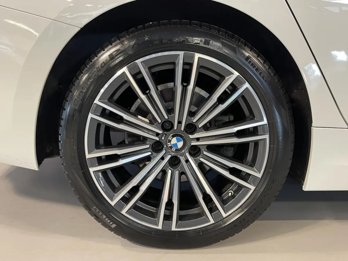 330i M Sport 18"/Panoramadak/Laser LED/Harman Kardon/Dodehoek/Adaptieve cruise/Keyless/Stoelverwarming