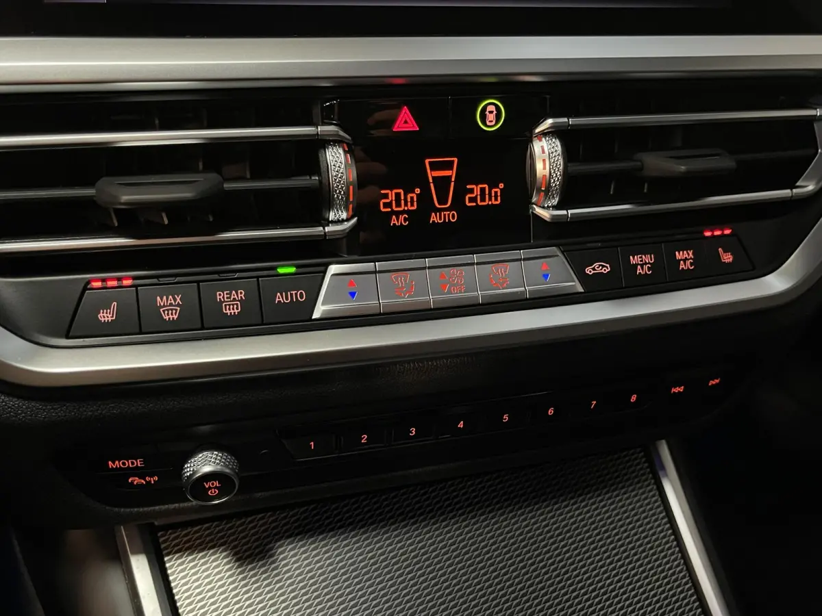 330i M Sport 18"/Panoramadak/Laser LED/Harman Kardon/Dodehoek/Adaptieve cruise/Keyless/Stoelverwarming