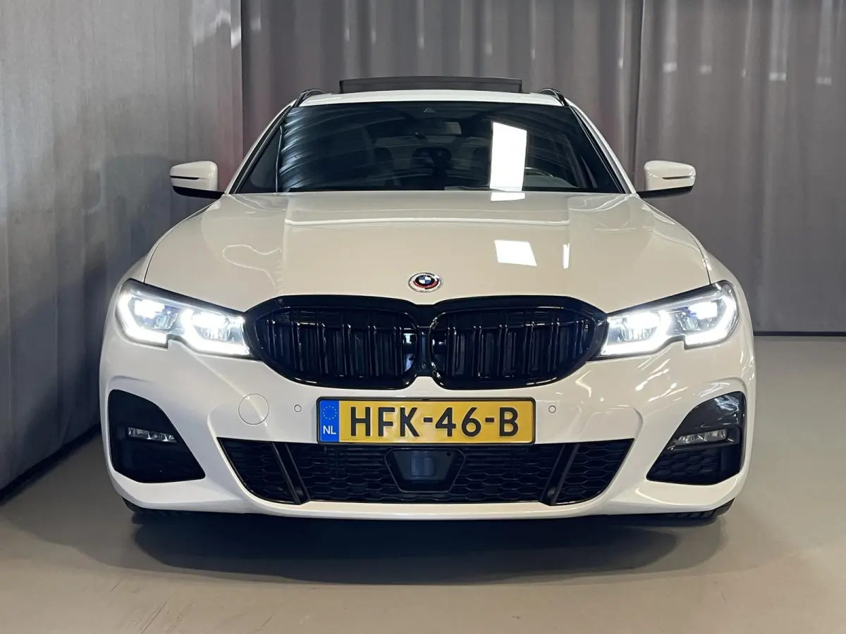 330i M Sport 18"/Panoramadak/Laser LED/Harman Kardon/Dodehoek/Adaptieve cruise/Keyless/Stoelverwarming