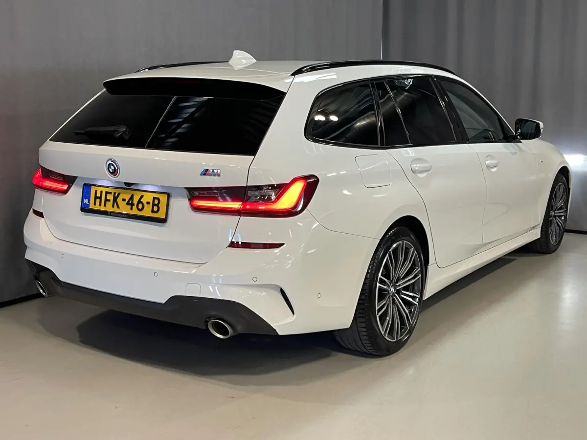 330i M Sport 18"/Panoramadak/Laser LED/Harman Kardon/Dodehoek/Adaptieve cruise/Keyless/Stoelverwarming