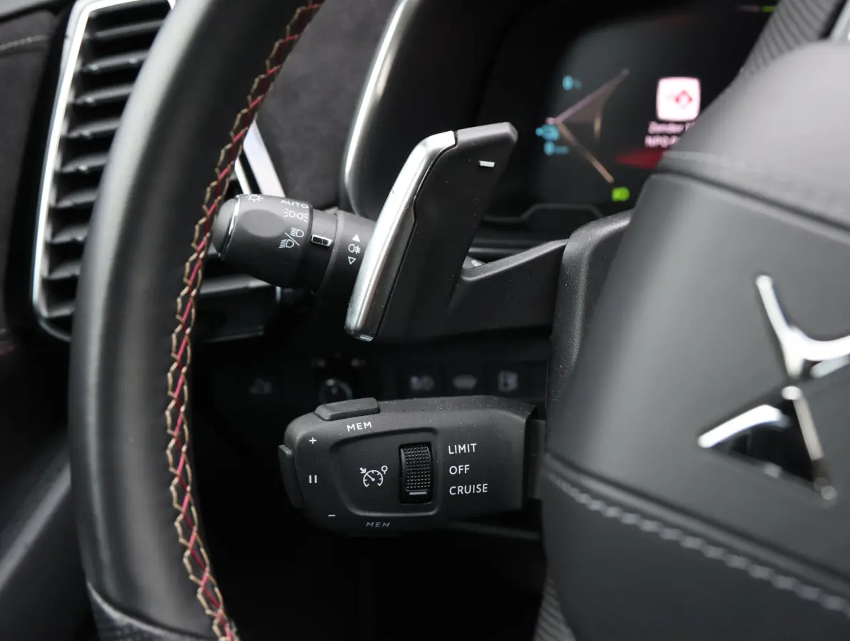 1.6 PHEV 225 Ligne Business | Alcantara bekleding | Navigatie | Dodehoeksensor | Elektrische achterklep | Verwarmde voorstoelen | Apple Carplay/Android Auto