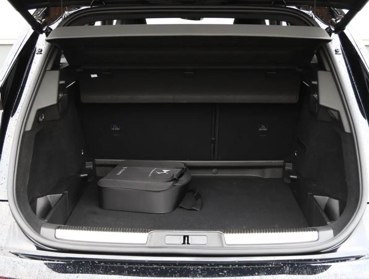 1.6 PHEV 225 Ligne Business | Alcantara bekleding | Navigatie | Dodehoeksensor | Elektrische achterklep | Verwarmde voorstoelen | Apple Carplay/Android Auto