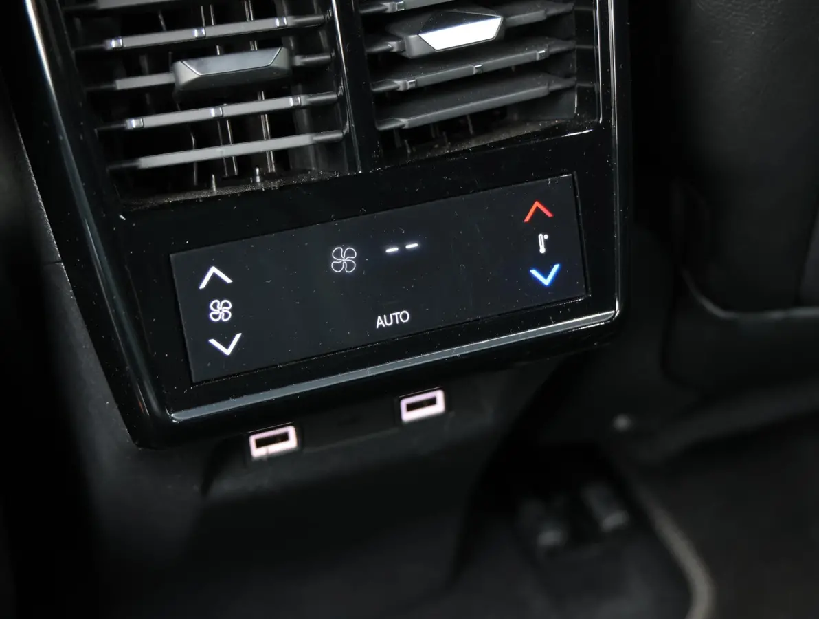 1.6 PHEV 225 Ligne Business | Alcantara bekleding | Navigatie | Dodehoeksensor | Elektrische achterklep | Verwarmde voorstoelen | Apple Carplay/Android Auto