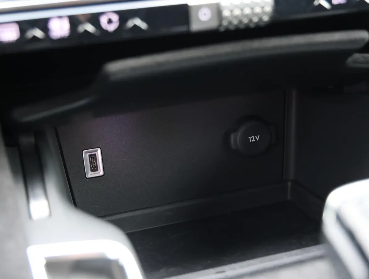 1.6 PHEV 225 Ligne Business | Alcantara bekleding | Navigatie | Dodehoeksensor | Elektrische achterklep | Verwarmde voorstoelen | Apple Carplay/Android Auto