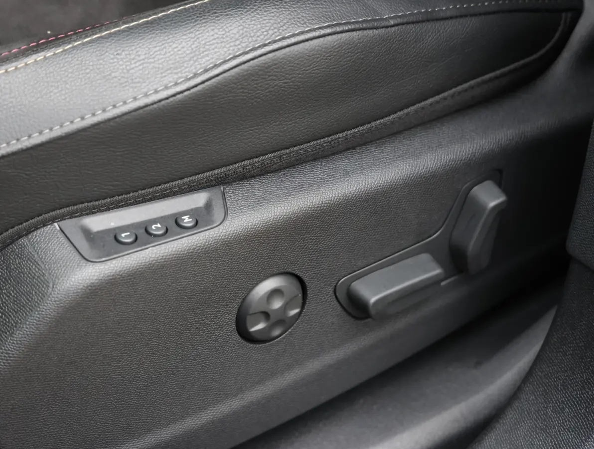 1.6 PHEV 225 Ligne Business | Alcantara bekleding | Navigatie | Dodehoeksensor | Elektrische achterklep | Verwarmde voorstoelen | Apple Carplay/Android Auto