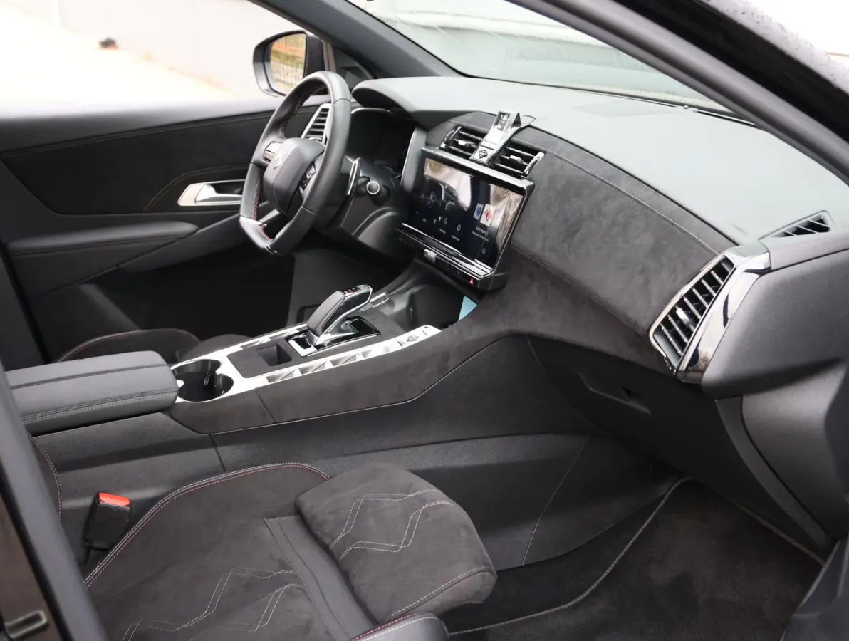 1.6 PHEV 225 Ligne Business | Alcantara bekleding | Navigatie | Dodehoeksensor | Elektrische achterklep | Verwarmde voorstoelen | Apple Carplay/Android Auto