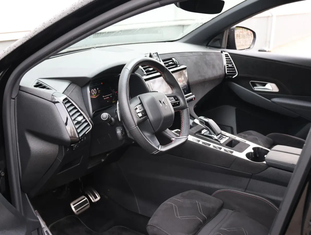 1.6 PHEV 225 Ligne Business | Alcantara bekleding | Navigatie | Dodehoeksensor | Elektrische achterklep | Verwarmde voorstoelen | Apple Carplay/Android Auto